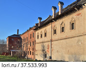 17th-century  Chambers of Krutitsky state order (dormitory) by riverside, Krutitsy Patriarchal Metochion  (13th century), Moscow, Russia (2021 год). Стоковое фото, фотограф Алексей Антипов / Фотобанк Лори