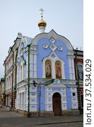 View of intersection of Krestovaya and Stoyalaya streets, chapel of Yugsky courtyard, Rybinsk, Yaroslavl region, Russia (2020 год). Редакционное фото, фотограф Алексей Антипов / Фотобанк Лори
