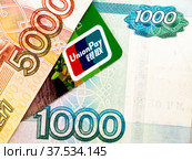 Карта UnionPay на фоне пятитысячной и тысячной купюр (2022 год). Редакционное фото, фотограф SevenOne / Фотобанк Лори