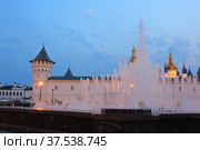 Evening view of a beautiful fountain on Red Square in the city of Tobolsk Russia (2021 год). Редакционное фото, фотограф Александр Карпенко / Фотобанк Лори