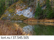 Скала камень на реке на Урале (2019 год). Редакционное фото, фотограф Марина Чистякова / Фотобанк Лори