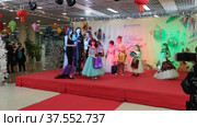 Награждение детей моделей на конкурсе красоты. Awarding children of models at a beauty contest. Редакционное видео, видеограф Мария / Фотобанк Лори