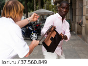 Street thief trying to steal handbag of woman. Стоковое фото, фотограф Яков Филимонов / Фотобанк Лори