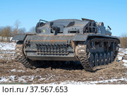 Sturmgeschütz III (StuG III) - средняя  немецкая самоходно-артиллерийская установка класса штурмовых орудий времён Второй мировой войны крупным планом. Военный парк "Стальной десант", Красное Село (2021 год). Редакционное фото, фотограф Виктор Карасев / Фотобанк Лори