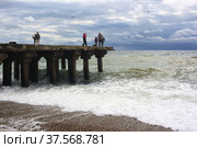 Beach in the Pitsunda bay (2021 год). Редакционное фото, фотограф Александр Карпенко / Фотобанк Лори