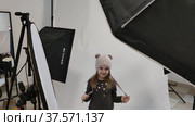 Девочка позирует на фотосессии для фабрики шапок и маркетплейсов. A girl poses at a photo shoot for a hat factory and marketplaces. Редакционное видео, видеограф Мария / Фотобанк Лори