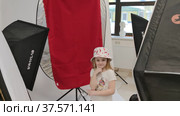 Девочка позирует на фотосессии для фабрики шапок и маркетплейсов. A girl poses at a photo shoot for a hat factory and marketplaces. Редакционное видео, видеограф Мария / Фотобанк Лори