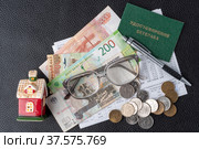 Квитанция ветерана труда за коммунальные услуги (2022 год). Редакционное фото, фотограф Руслан Лесков / Фотобанк Лори