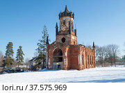 View of the abandoned ruins of the ancient Church of the Life-Giving Trinity on a sunny March day. Andrianovo village. Leningrad region, Russia (2022 год). Редакционное фото, фотограф Виктор Карасев / Фотобанк Лори