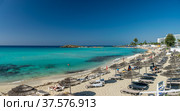 Tourists relax on the famous beach of Cyprus. Nissi Beach (2018 год). Редакционное фото, фотограф Сергей Ляшенко / Фотобанк Лори