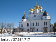 Успенский собор и памятник Кириллу и Мефодию в Дмитровском кремле. Дмитров, Московская область, Россия (2022 год). Редакционное фото, фотограф Елена Коромыслова / Фотобанк Лори
