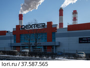 Moscow, Russia - March 9. 2022. Dexter shopping center and pipes of Mosenergo Energy Company. CHP 21. Редакционное фото, фотограф Володина Ольга / Фотобанк Лори