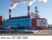 Moscow, Russia - March 9. 2022. Dexter shopping center and pipes of Mosenergo Energy Company. CHP 21. Редакционное фото, фотограф Володина Ольга / Фотобанк Лори