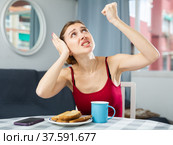 Screaming displeased young woman splashing out emotions. Стоковое фото, фотограф Яков Филимонов / Фотобанк Лори