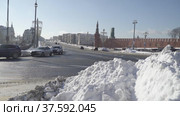 View of the Bolshoi Moskvoretsky Bridge after a heavy snowfall from the side of Zaryadye Park (2021 год). Редакционное видео, видеограф Потийко Сергей / Фотобанк Лори