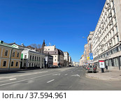 Люди идут по улице Долгоруковская в Москве весной (2022 год). Редакционное фото, фотограф Овчинникова Ирина / Фотобанк Лори