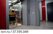 A man who uses a wheelchair enters the elevator. Стоковое видео, видеограф Константин Шишкин / Фотобанк Лори