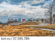 Лыжероллерная трасса с видом на церковь Сретения Господня. Муринский парк. Санкт-Петербург (2022 год). Стоковое фото, фотограф Сергей Афанасьев / Фотобанк Лори