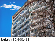 Окна дома из фильма "Иван Васильевич меняет профессию" на улице Новокузнецкая, Москва (2022 год). Стоковое фото, фотограф Baturina Yuliya / Фотобанк Лори