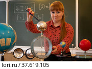 A physics teacher conducts an experiment with an Electrometer. Стоковое фото, фотограф Igor Bastrakov / Фотобанк Лори