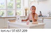 Teenage girl studying online from home with distance teacher. Стоковое видео, видеограф Сергей Толмачёв / Фотобанк Лори