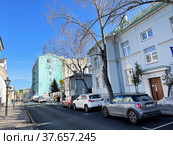 Машины припаркованы в Успенском переулке в городе Москва (2022 год). Редакционное фото, фотограф Овчинникова Ирина / Фотобанк Лори