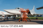 Советский и российский сверхзвуковой ракетоносец-бомбардировщик Ту-22М3 Backfire бортовой номер RF-34050 на Международном авиационно-космическом салоне МАКС-2019 в Жуковском, Россия, вид слева. Редакционное фото, фотограф Малышев Андрей / Фотобанк Лори