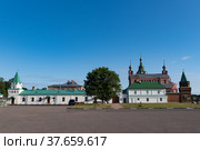 Никольский монастырь на берегу реки Волхов в Старой Ладоге, Россия (2021 год). Редакционное фото, фотограф Дымов Игорь / Фотобанк Лори