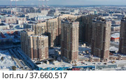 Город Сургут зимой. Жилой район, городская застройка. Вид с воздуха. Surgut city in winter. Residential area, city development. Aerial view. (2022 год). Стоковое видео, видеограф Евгений Романов / Фотобанк Лори
