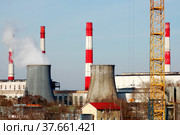 ТЭЦ Москвы, промышленная зона с градирнями и башнями, зданиями и сооружениями, подъемный кран. Технологический городской пейзаж. Стоковое фото, фотограф Ludmila Zyubina / Фотобанк Лори