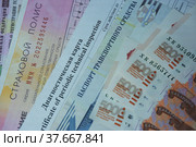 Russian money, vehicle passport, diagnostic card and CTP insurance policy (2022 год). Редакционное фото, фотограф Гребенев Пётр / Фотобанк Лори