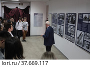 Военный эксперт Юрий Альбертович Кнутов проводит экскурсию по выставке в Балашихинской картинной галерее (2022 год). Редакционное фото, фотограф Дмитрий Неумоин / Фотобанк Лори