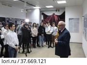 Военный эксперт Юрий Альбертович Кнутов проводит экскурсию по выставке в Балашихинской картинной галерее (2022 год). Редакционное фото, фотограф Дмитрий Неумоин / Фотобанк Лори