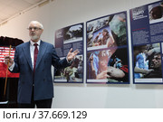 Открытие выставки "НАТО Хроника жестокости" в Балашихинской картинной галерее. Экскурсию проводит военный эксперт Юрий Альбертович Кнутов (2022 год). Редакционное фото, фотограф Дмитрий Неумоин / Фотобанк Лори