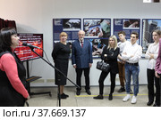 Елена Викторовна Елистратова на открытии выставки "НАТО Хроника жестокости" в Балашихинской картинной галерее (2022 год). Редакционное фото, фотограф Дмитрий Неумоин / Фотобанк Лори