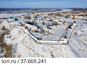 Тобольск зимой. Тобольский кремль - самая большая каменная крепость в Сибири. Вид с воздуха. Tobolsk in winter. Tobolsk Kremlin - the sole stone fortress in Siberia. Aerial view. (2022 год). Редакционное фото, фотограф Евгений Романов / Фотобанк Лори