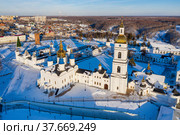 Тобольск зимой. Тобольский кремль - самая большая каменная крепость в Сибири. Вид с воздуха. Tobolsk in winter. Tobolsk Kremlin - the sole stone fortress in Siberia. Aerial view. (2022 год). Редакционное фото, фотограф Евгений Романов / Фотобанк Лори