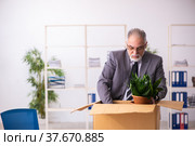 Old male employee in dismissal concept. Стоковое фото, фотограф Elnur / Фотобанк Лори