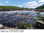 Водопад на реке Тосно с порогами и каменистым берегом. Саблино. Ленинградская область. Россия. Стоковое фото, фотограф Дымов Игорь / Фотобанк Лори