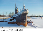 Советская подводная лодка Б-440 солнечным февральским днем. Вид спереди. Музей в городе Вытегра, Вологодская область (2021 год). Редакционное фото, фотограф Виктор Карасев / Фотобанк Лори