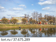 Георгиевский пруд и парк в городе Рузе, Московская область (2022 год). Редакционное фото, фотограф Диана Лукьянова / Фотобанк Лори