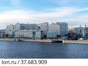 Жилой комплекс Riverside и здание бизнес-центра на Ушаковской набережной в Санкт-Петербурге (2022 год). Редакционное фото, фотограф Румянцева Наталия / Фотобанк Лори