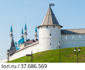 Вид на Казанский кремль и мечеть «Кул-Шариф» в солнечный летний день. Город Казань. Республика Татарстан. Россия (2021 год). Редакционное фото, фотограф E. O. / Фотобанк Лори