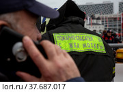 Надпись на спине работника спецслужбы - "Пожарно-спасательная служба Москвы" (2022 год). Редакционное фото, фотограф Николай Винокуров / Фотобанк Лори
