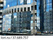 Отражения в зеркальном фасаде здания. Международный бизнес-центр "Москва-Сити". Россия, город Москва (2022 год). Редакционное фото, фотограф Щеголева Ольга / Фотобанк Лори