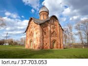 Церковь Петра и Павла в Кожевниках (1406г.) солнечным майским днем. Великий Новгород, Россия (2022 год). Стоковое фото, фотограф Виктор Карасев / Фотобанк Лори