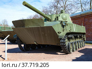 2С9 «Нона-С» — советская 120-мм дивизионная авиадесантная самоходная артиллерийская установка крупным планом солнечным майским днем. Адмиралтейство Петра Великого, Парк Патриот. Кронштадт (2022 год). Редакционное фото, фотограф Виктор Карасев / Фотобанк Лори