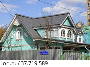 Деревянный дом на улице Пушкинская, 52 в мкрн. Кучино, г. Балашиха, Московская область (2022 год). Редакционное фото, фотограф stargal / Фотобанк Лори