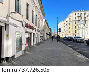 Улица Покровка весной. Россия, Москва (2022 год). Редакционное фото, фотограф Овчинникова Ирина / Фотобанк Лори