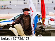 Пожилой мужчина в военной форме времен Великой Отечественной Войны стоит рядом с автомобилем ГАЗ-67 (2022 год). Редакционное фото, фотограф Nikolay Pestov / Фотобанк Лори